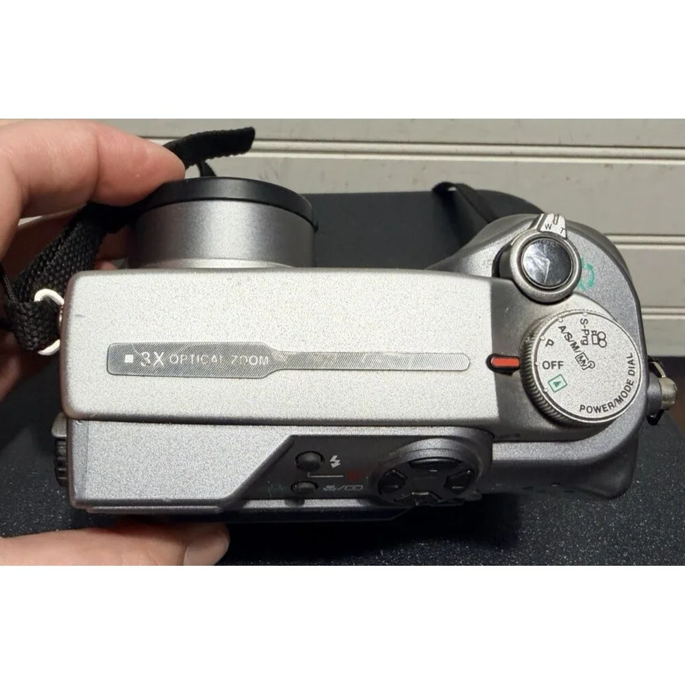 Olympus CAMEDIA C-4000 Zoom 4.0MP Digital Camera Silver W/ Memory Card Tested